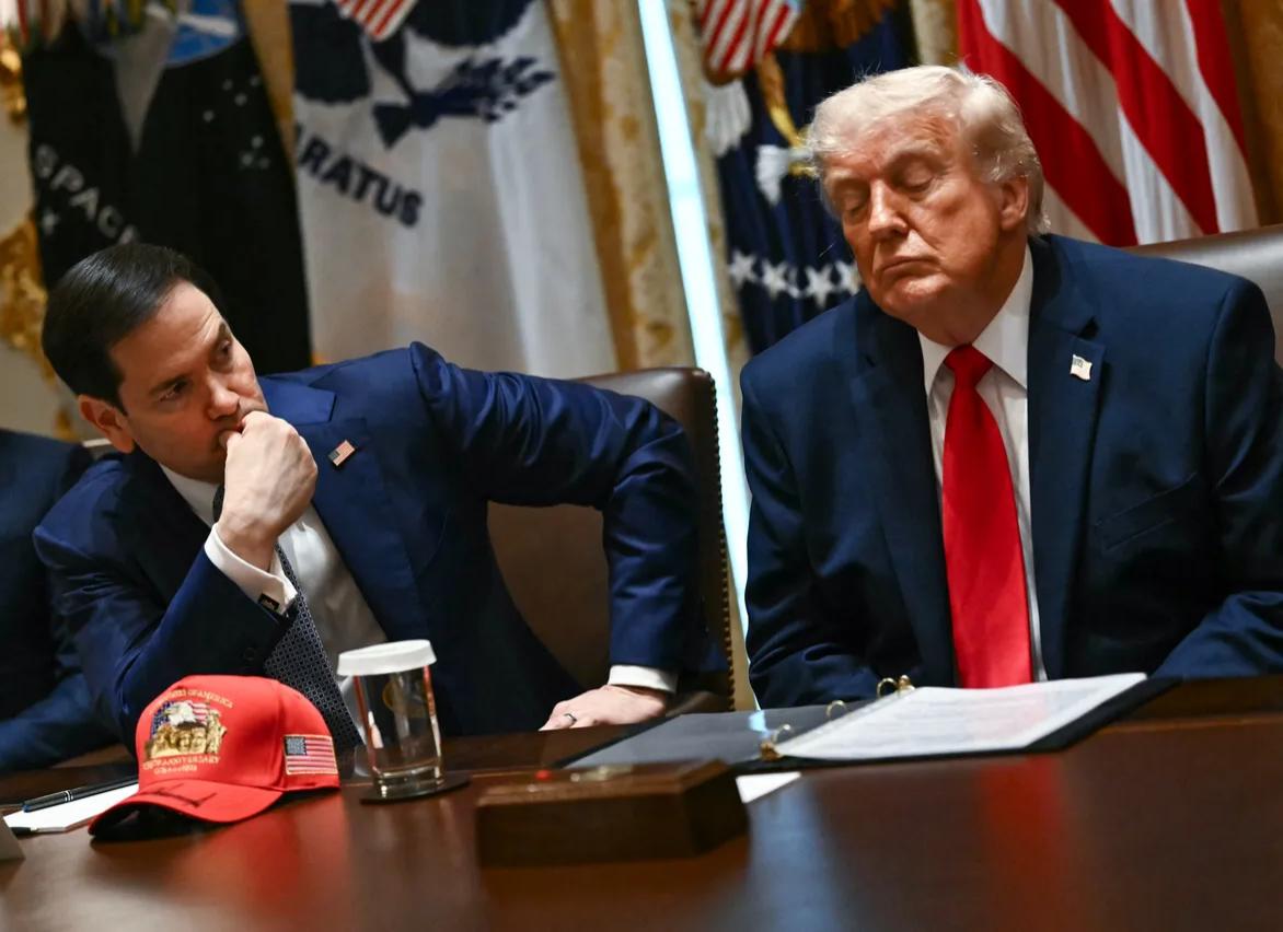 特朗普老神在在的模样，把国务卿卢比奥整不会了，美国国务卿卢比奥给特朗普汇报工作，