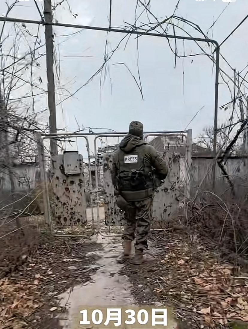 卢宇光现场报道，红军城激战过后，一片凄凉，到处弹孔可见，尤其铁门上的弹孔特别显眼