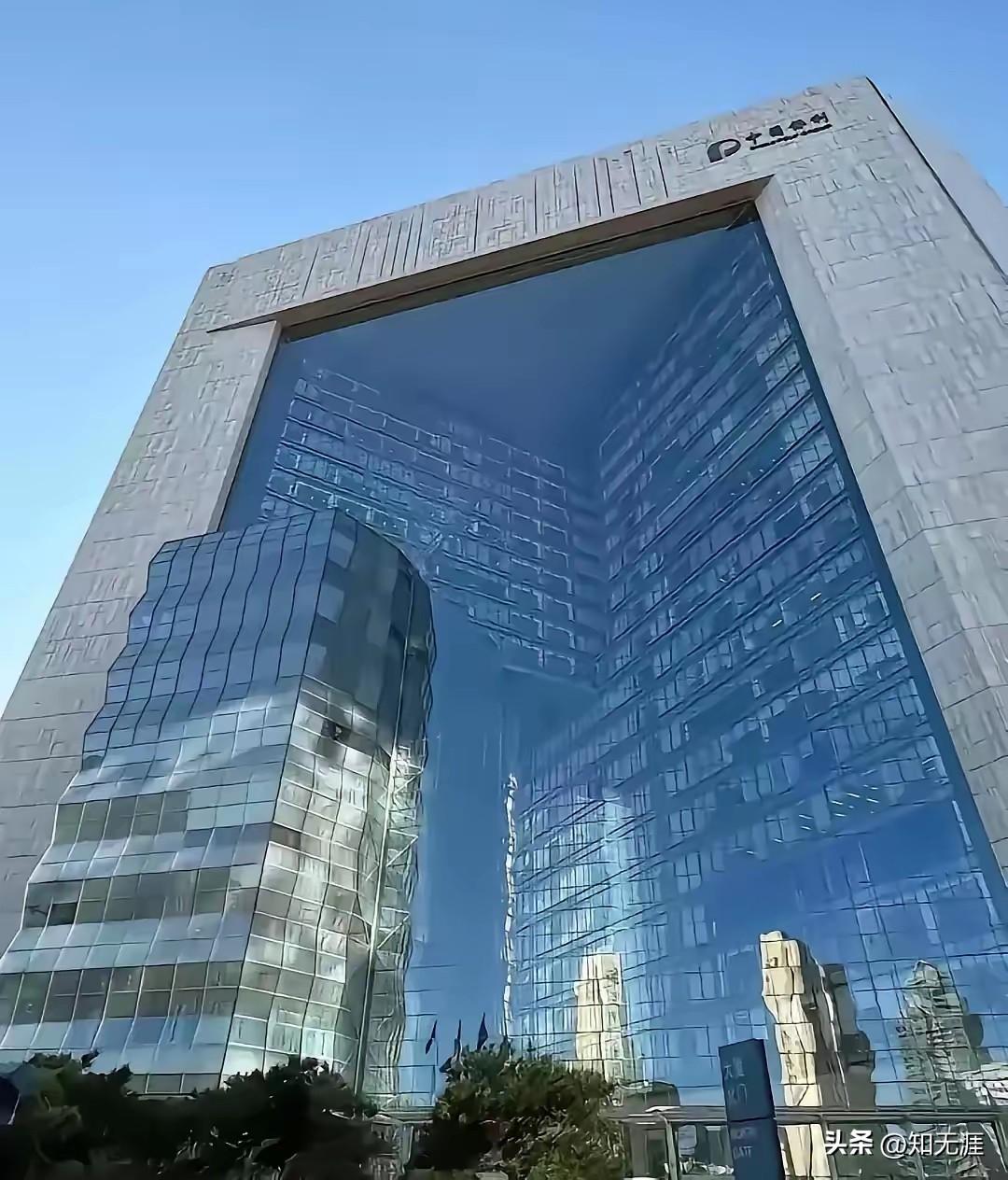 这是中国最牛央企保利集团的总部大楼，这栋大楼有一整面墙是单独的一块超大玻璃，远处