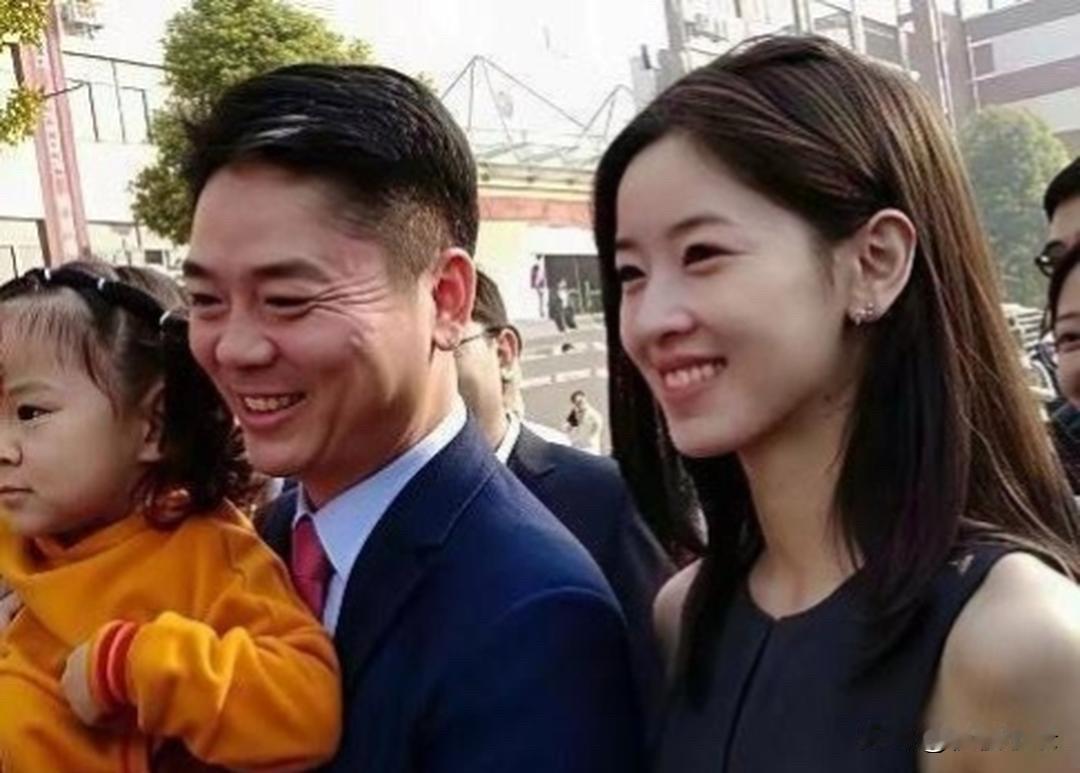 刘强东抱着女儿，章泽天在旁，整体氛围轻松自然，也让公众第一次看到了他们女儿的正脸