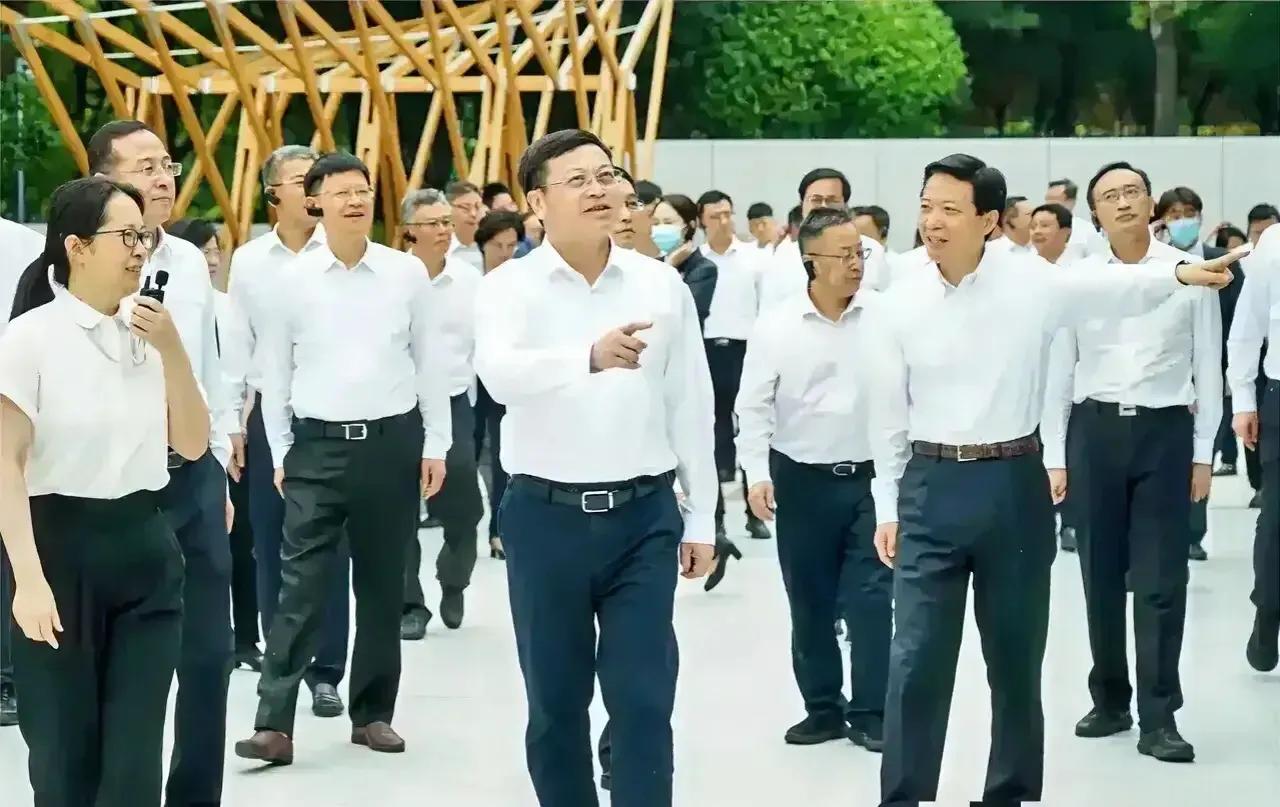 在服装这件事儿上，我们的看齐意识非常强[捂脸]