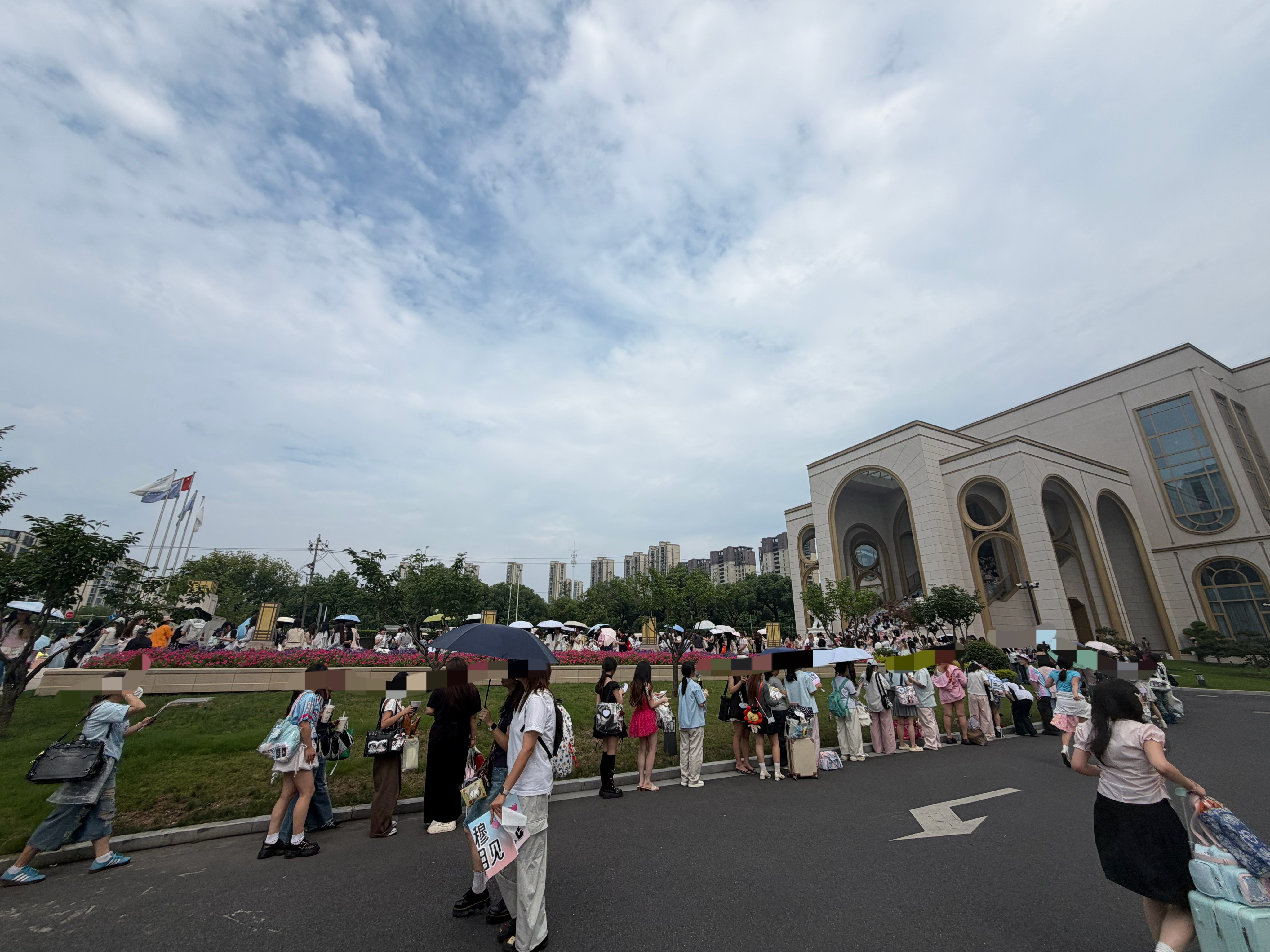 人多到真的好恐怖  现在这个时候排到一条街外的红绿灯去了  图1后面还有一整条街