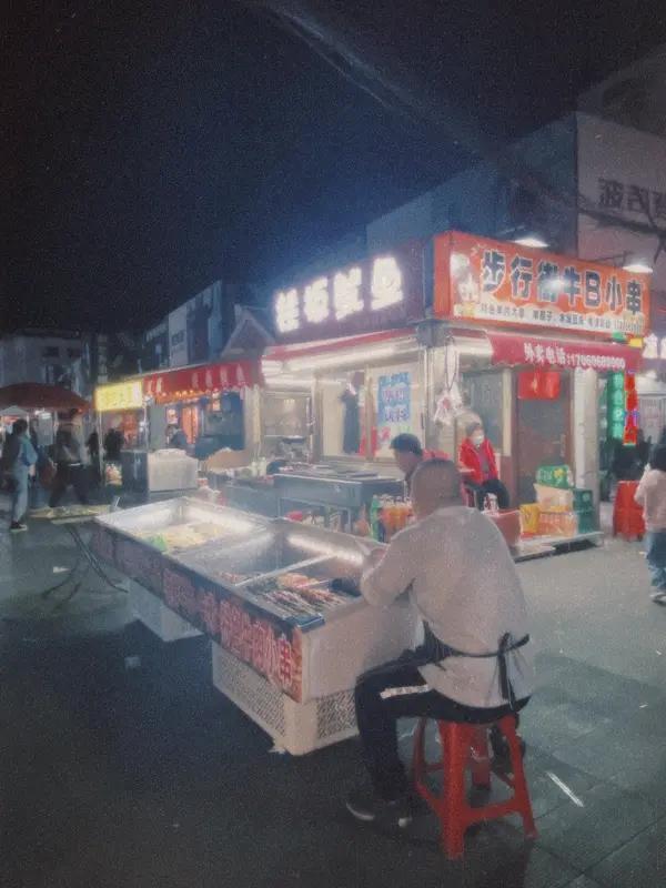 00后女生首次出摊卖炒饭，那场面叫一个手忙脚乱。前面卖了好多份，女生累得够呛，厨