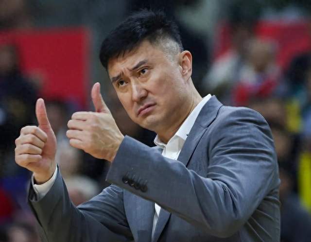 杜锋口碑变好！广东男篮打完上海男篮这几场比赛，外教水平太差了