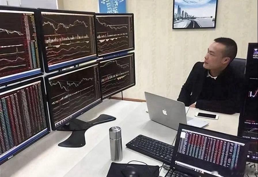 周一A股市场小幅拉升，沪指低开高走上涨2点，但沪市成交额仅有9100亿。今天A股