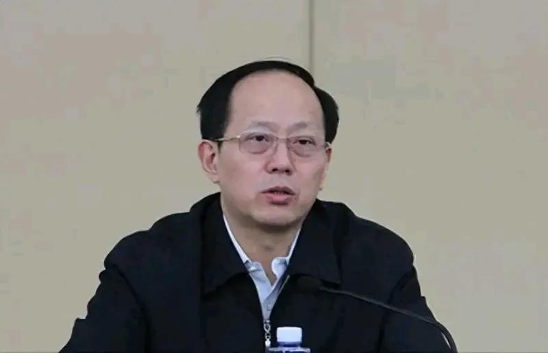 苟仲文是中国足球的罪人！细数他在任期间五大荒唐政策！
1.出台U23政策，强制中