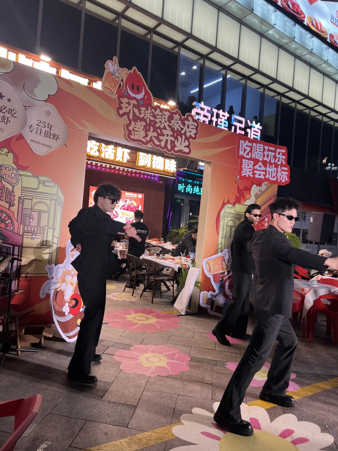 宁波鄞州这里吃小龙虾好热闹啊！！！！