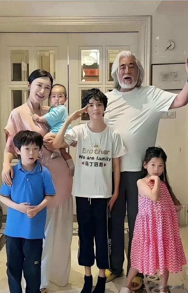 这都是人家的自由！只要不是重婚，我们有什么理由指责人家？

人家“爱钱”有错吗？