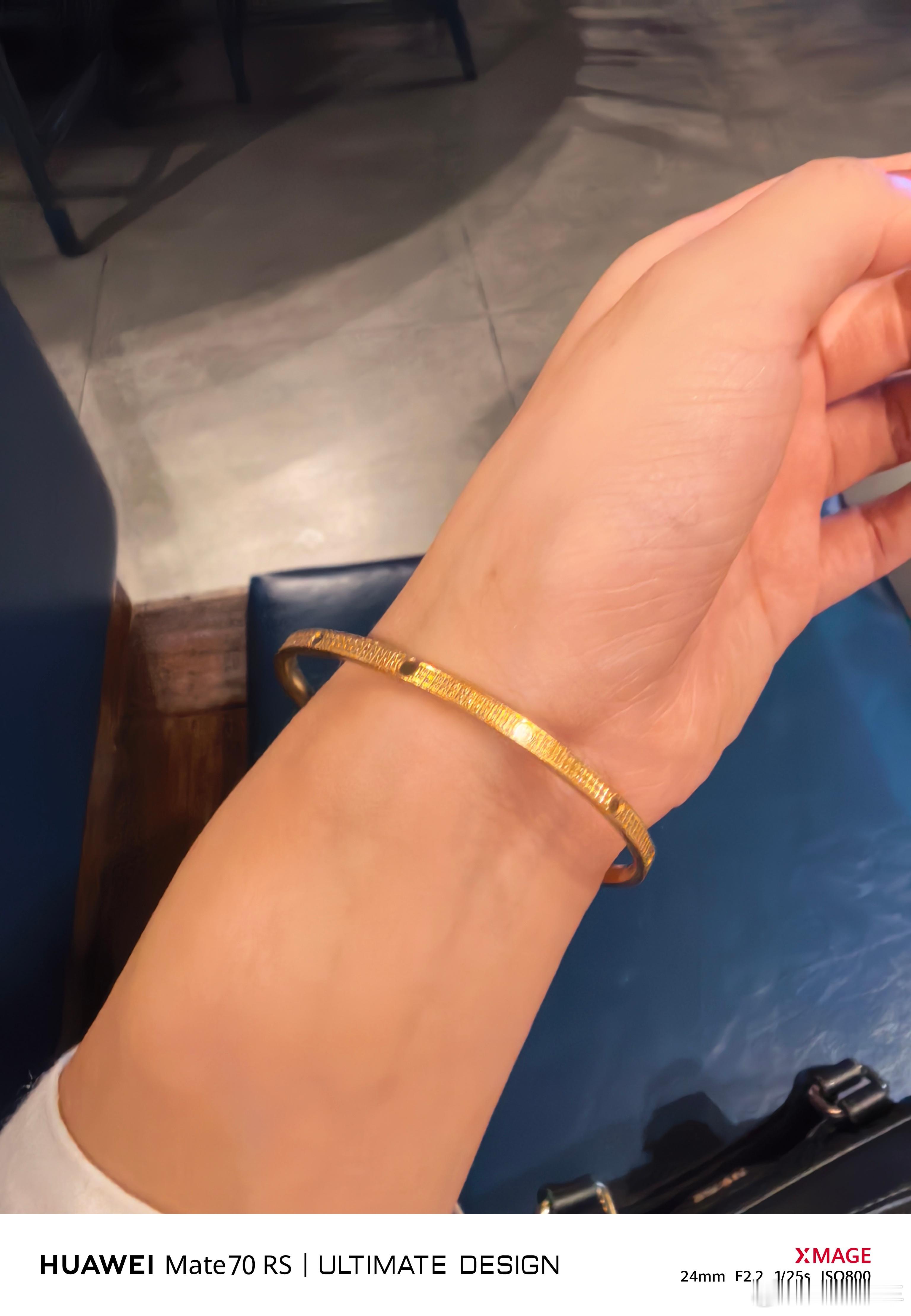 金价大跌商家称不如上涨时卖得好你这几天买金子了吗？我这个又跌回买的价格了[笑cr