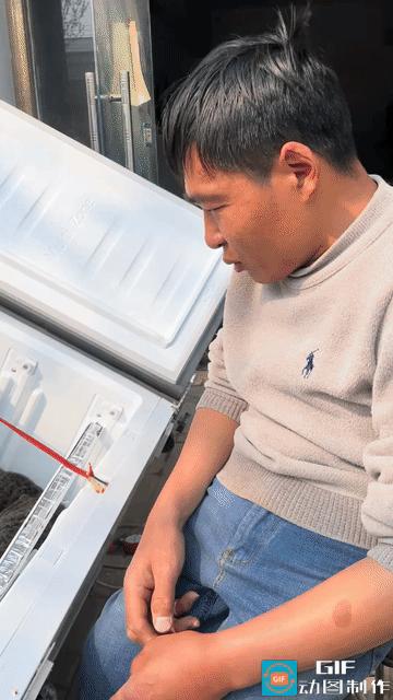 “笑不活了”近日河南一男子正在修理电器，他养的狸花跑了进去，还在里面认认真真的捣