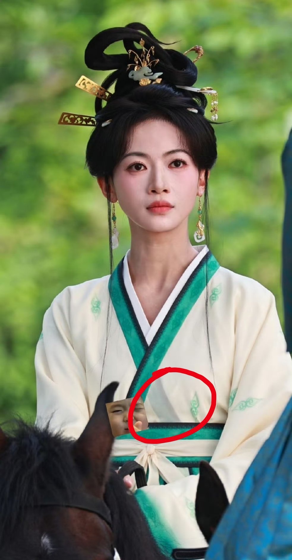 布料透到，直接看到下面一层的衣服了