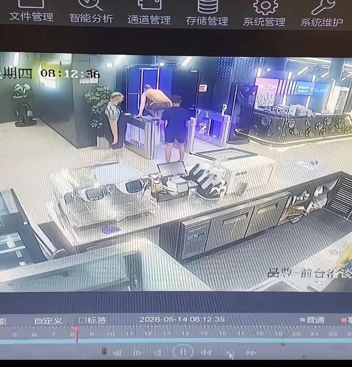 上海滩再度爆出震碎三观的都市奇闻，这次的主角同样栽在了KTV包厢里。
 
杭州有