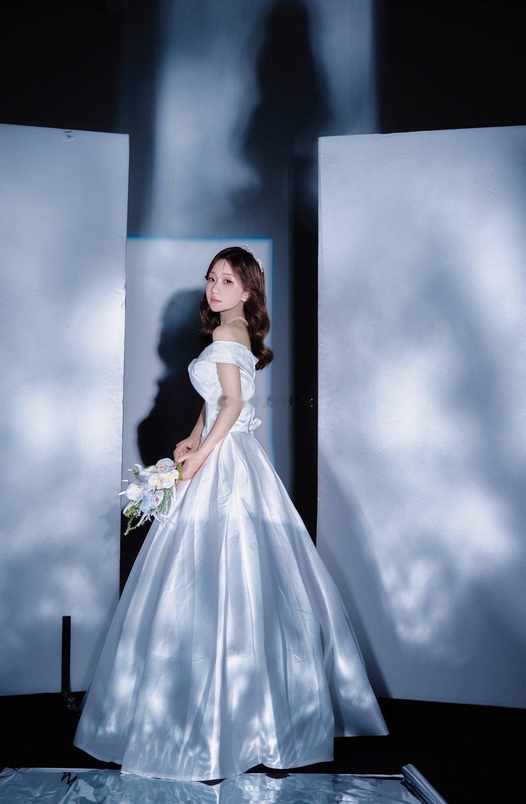 不想结婚的人拍婚纱礼服也像是公主礼服[爱你] ​​​