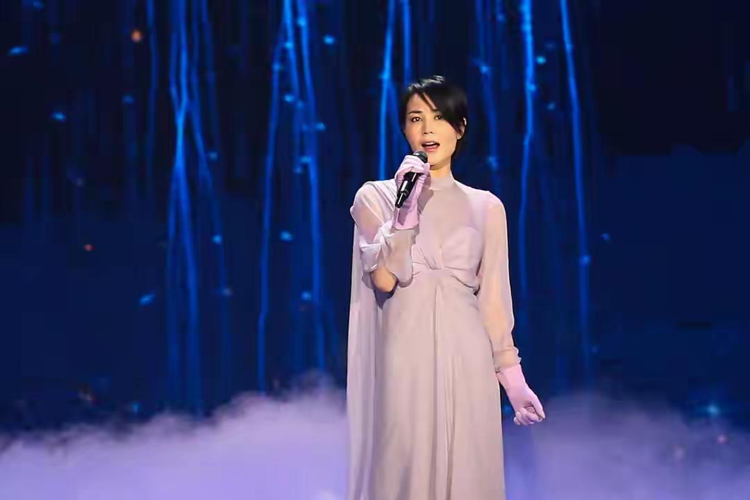 王菲一开口，世间喧嚣便瞬间静音。她的嗓音清冷又温柔，如月光缓缓流淌，不炫技、不张