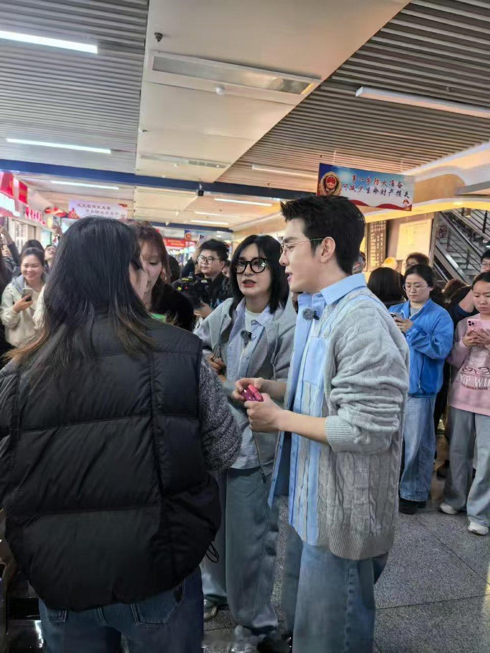 旺旺说把李佳琦全年排满了李佳琦请假拍综艺合伙人实力拿捏！旺旺把李佳琦全年安排满，