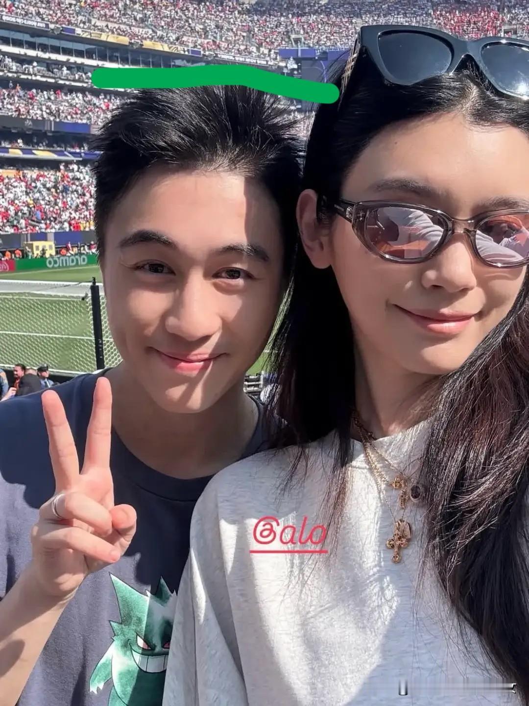 何猷君奚梦瑶现身世界杯决赛现场，“小金土豆”小鸟依人暴露身高秘密！

今天凌晨，