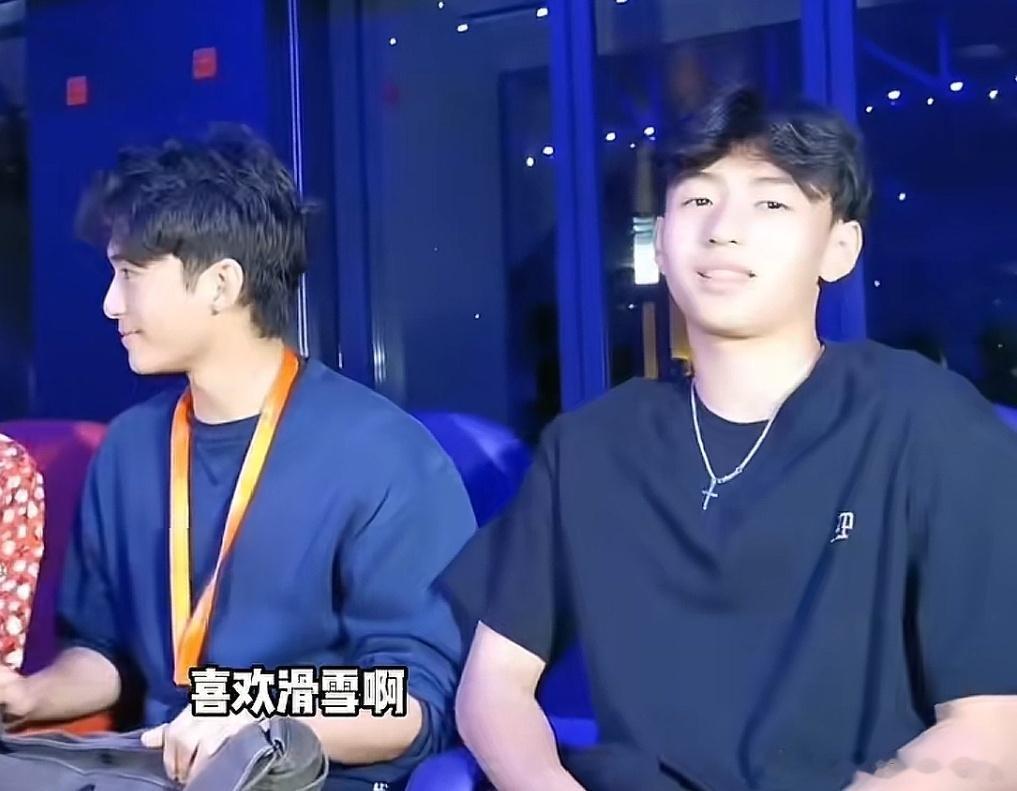 张柏芝带着三个儿子罕见同框现身机场，疑似送大儿子Lucas开启留学生活。18岁大