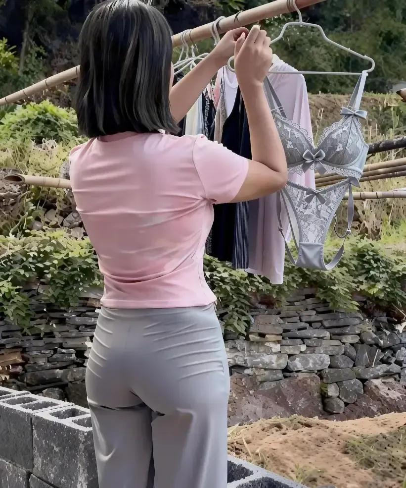 我把软尺绕胸下一圈得出75，再绕最鼓处一圈多出10厘米，导购说那就是75C。
回