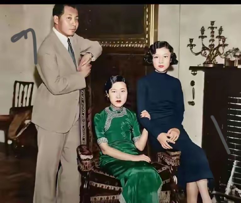 这张八十多年前的合影，张学良一家三口的穿搭和神态都好有时代特色。你们觉得那个年代
