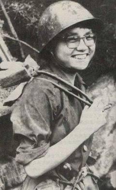 1986年，一个美女医生被哨兵拦住，要求出示通行证，没想到，她直接从怀里掏出一颗