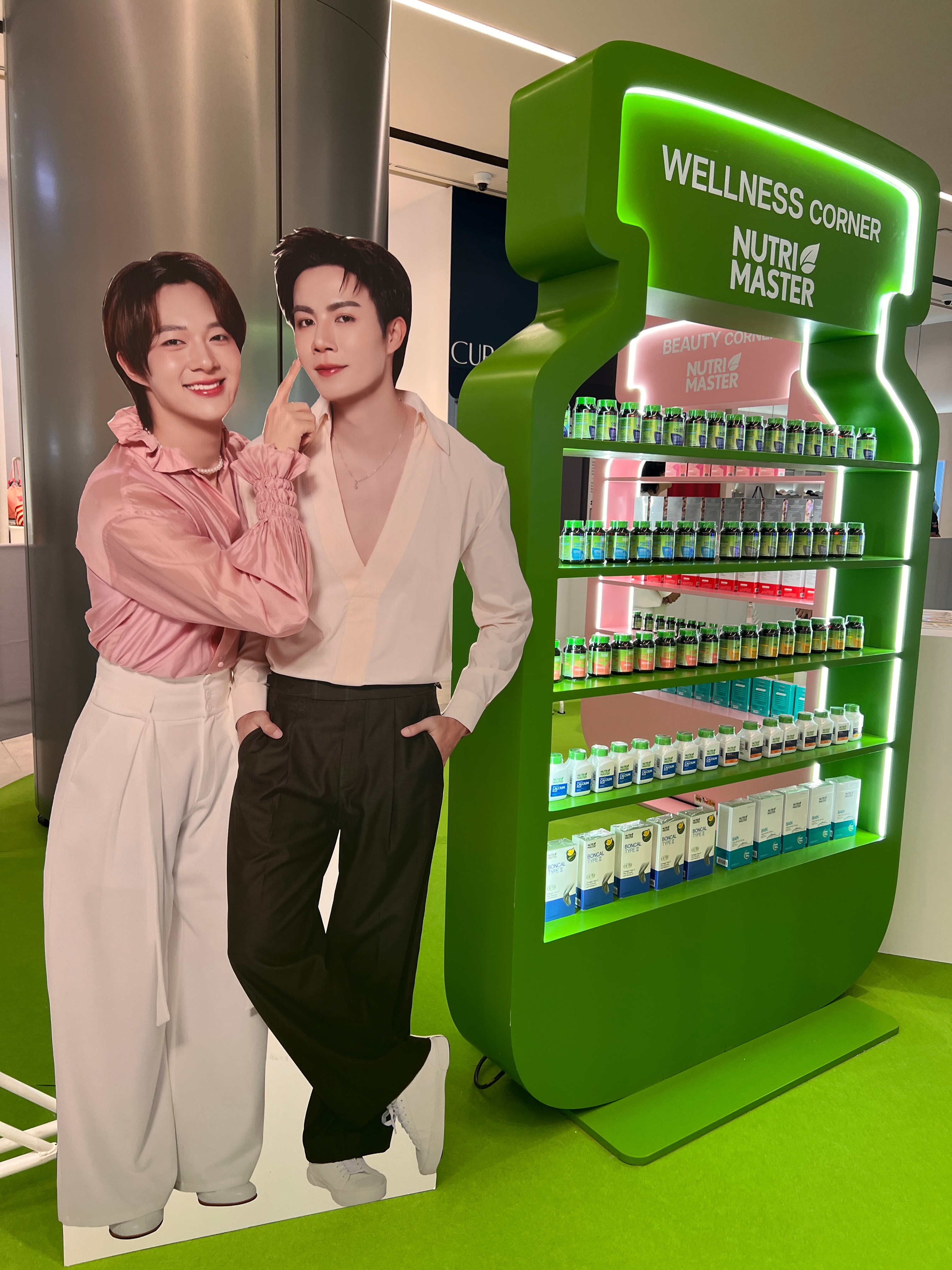 先来注册再回酒店没想到座位号往前了 现场签到小姐姐居然中文那么好 ​​​