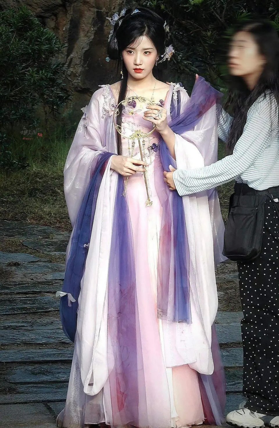 卢昱晓真的是微胖身材啊，感觉很壮 ​​​