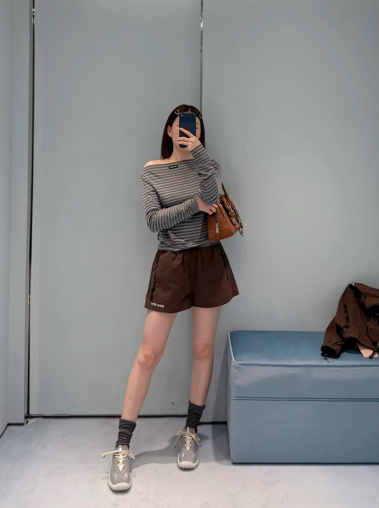 M*U灰白条纹收腰长袖上衣 整件衣服走的是甜酷少女路线 细密横条纹经典耐看 收腰