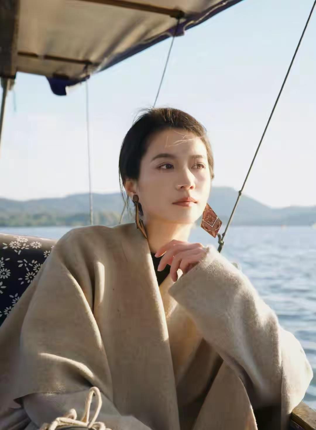 世界一边温柔地拥抱你，一边残酷地甩开你—它不问你准备好了没有💅