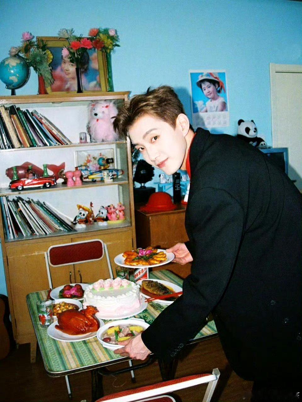 范世錡对粉丝的爱太沉重了 谁懂范世錡粉丝的痛，生日会礼物竟是三斤火腿肠，拿在手里