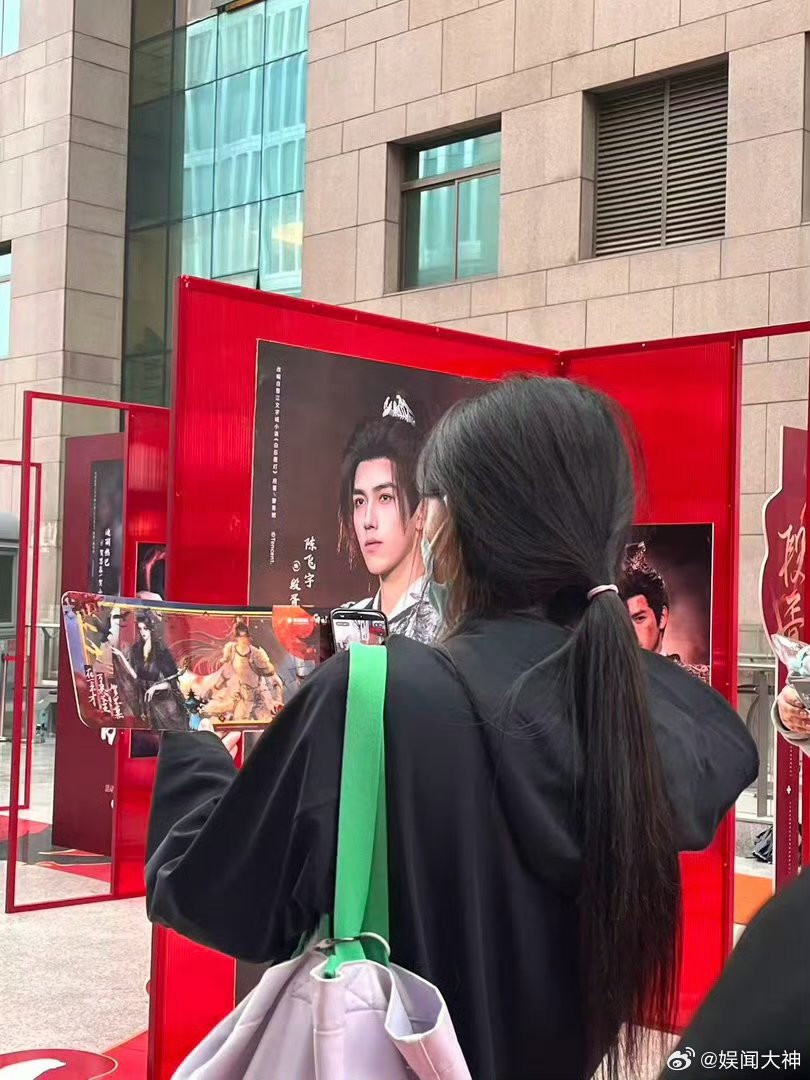 白日提灯首展线下好多人啊杭州白日提灯首展人气火爆，粉丝从各地奔赴现场，原版戏服与