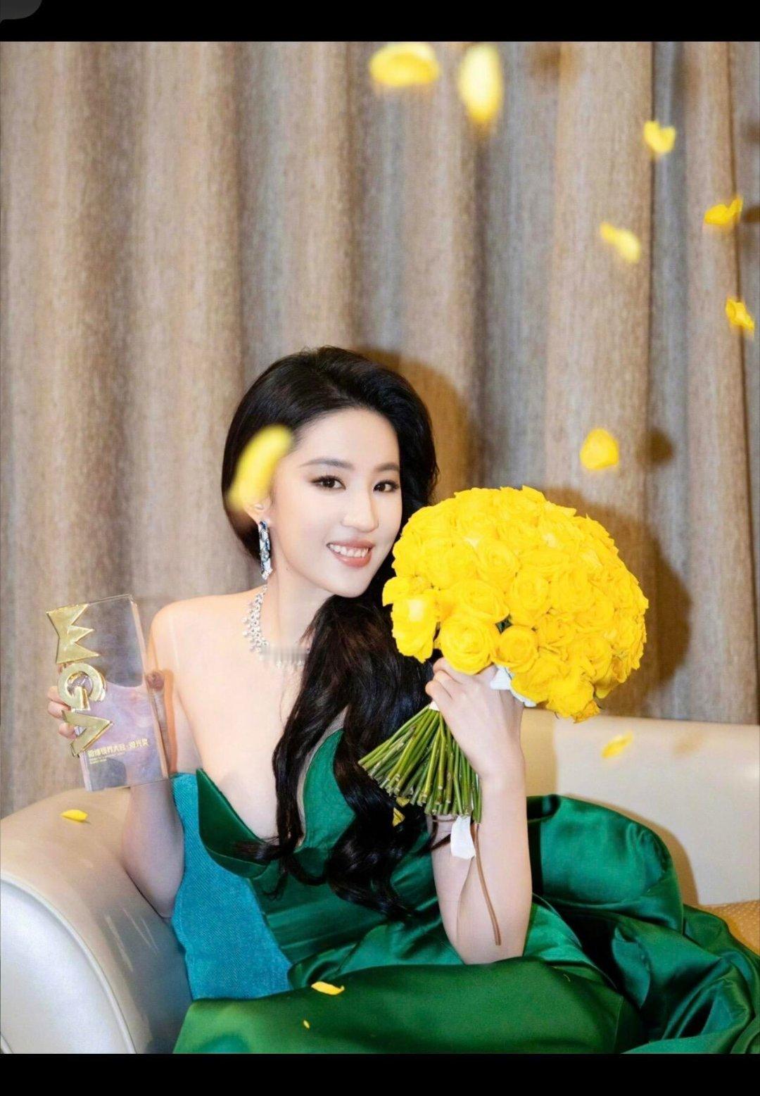 下辈子能不能长成这样！刘亦菲好美一张脸！ 