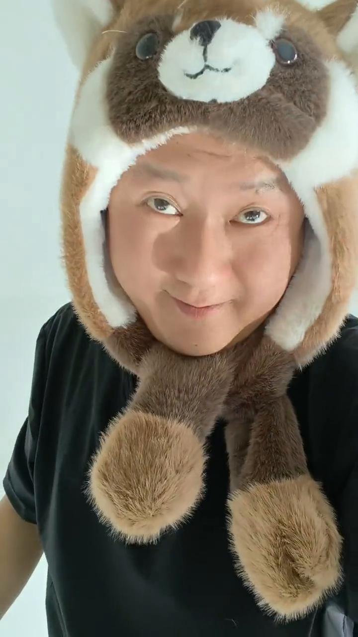 看，给他吓得。