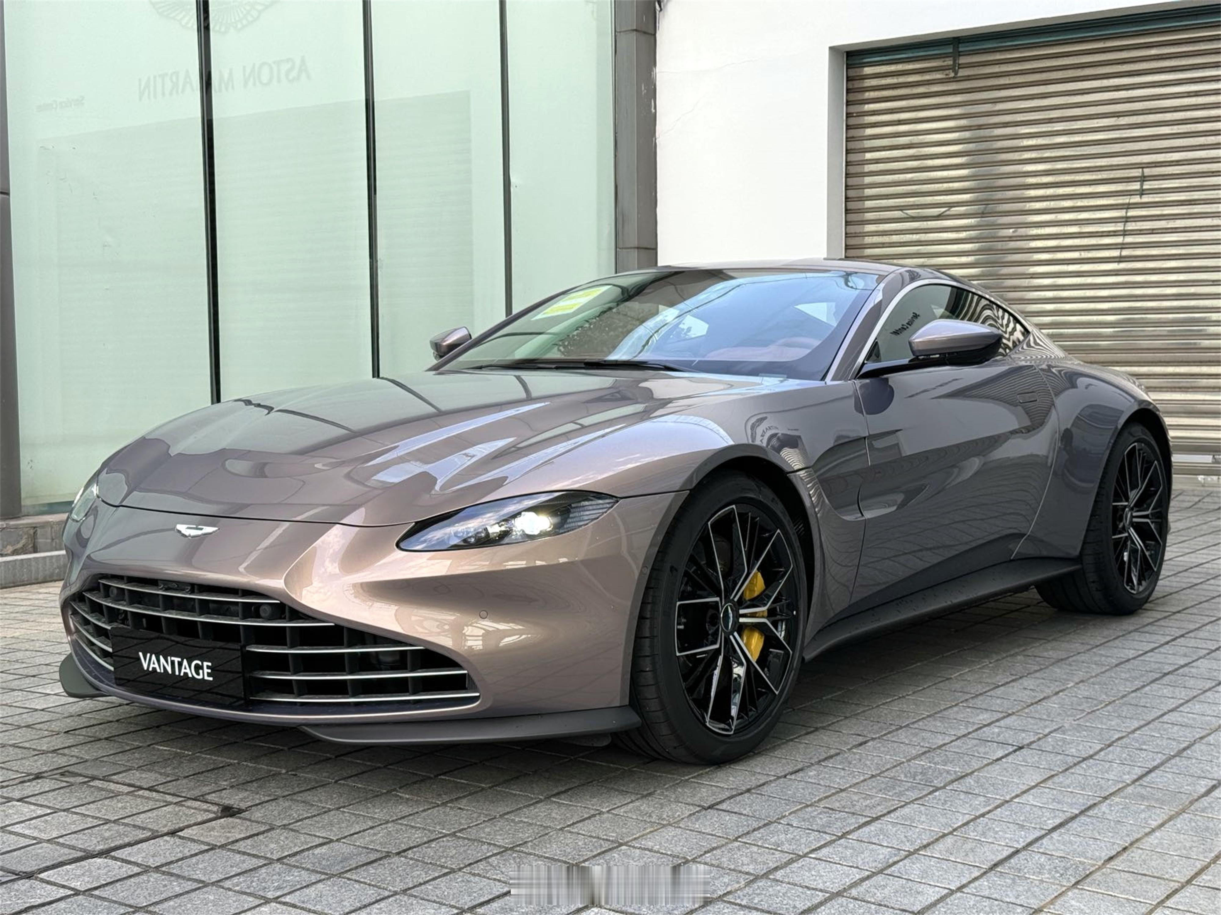 阿斯顿马丁Vantage Coupe 太阳铜/高贵红选装黄色涂装刹车卡钳甄选级车