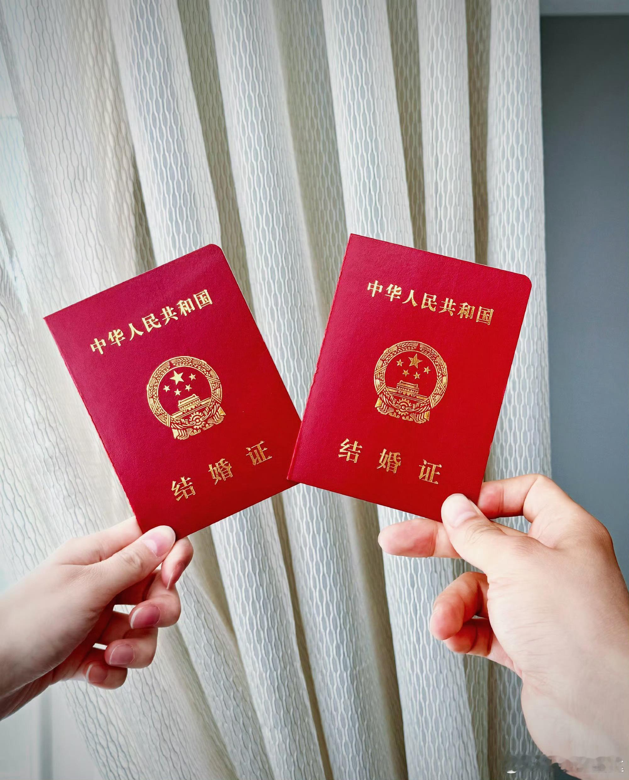 黄子韬徐艺洋结婚 我嘞个豆！！！她们真的是能走到最后的啊！！已经水灵灵地领结婚证