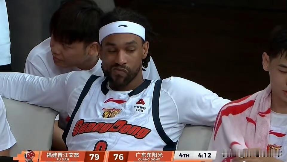 本赛季广东男篮最差外援非萨林杰莫属，毫无职业态度可言，场上懒懒散散，不进攻不防守