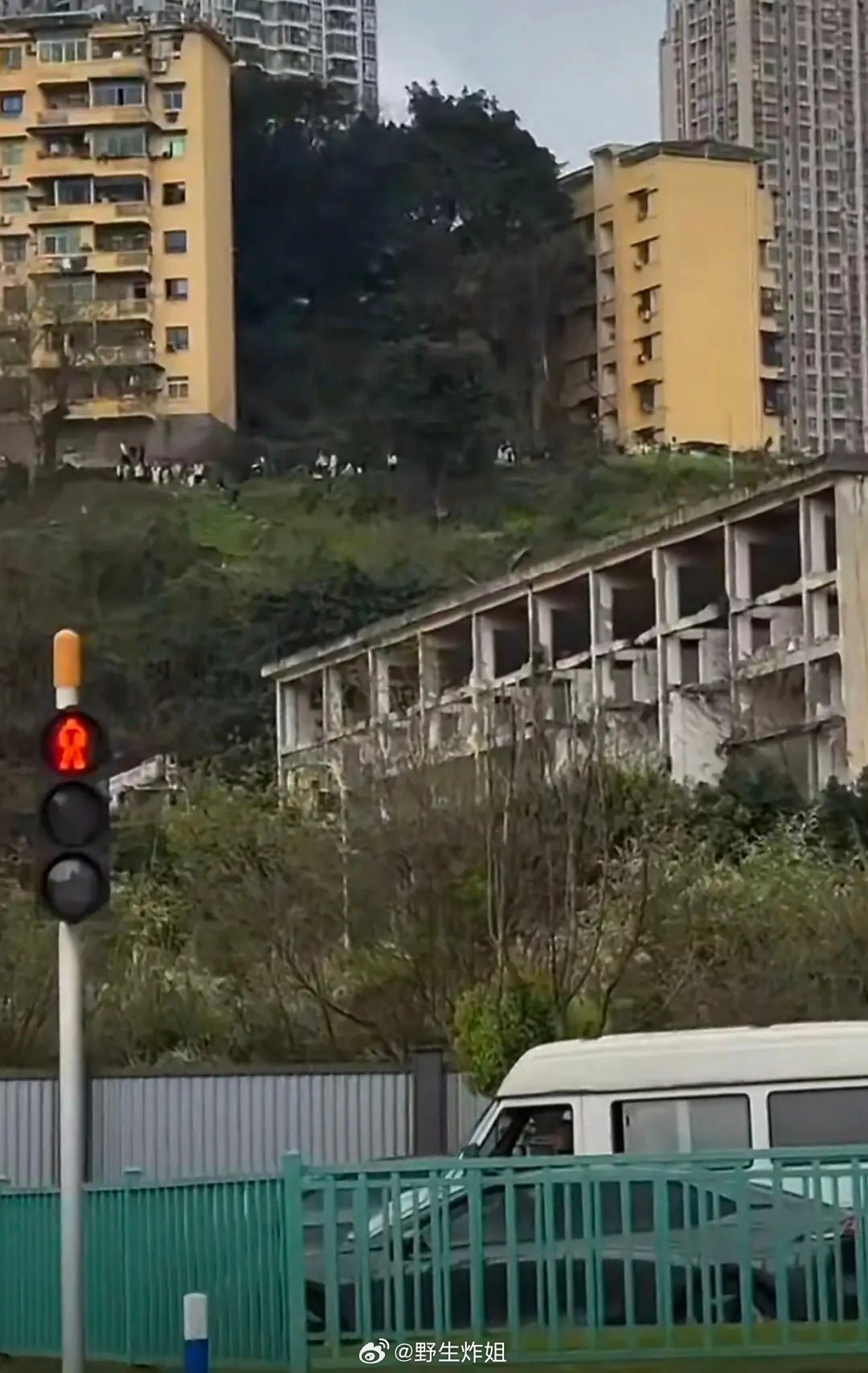 萧敬腾在重庆录制桃花坞，天天下雨！他雨神称号这么稳吗?从他到重庆就开始下雨，以前