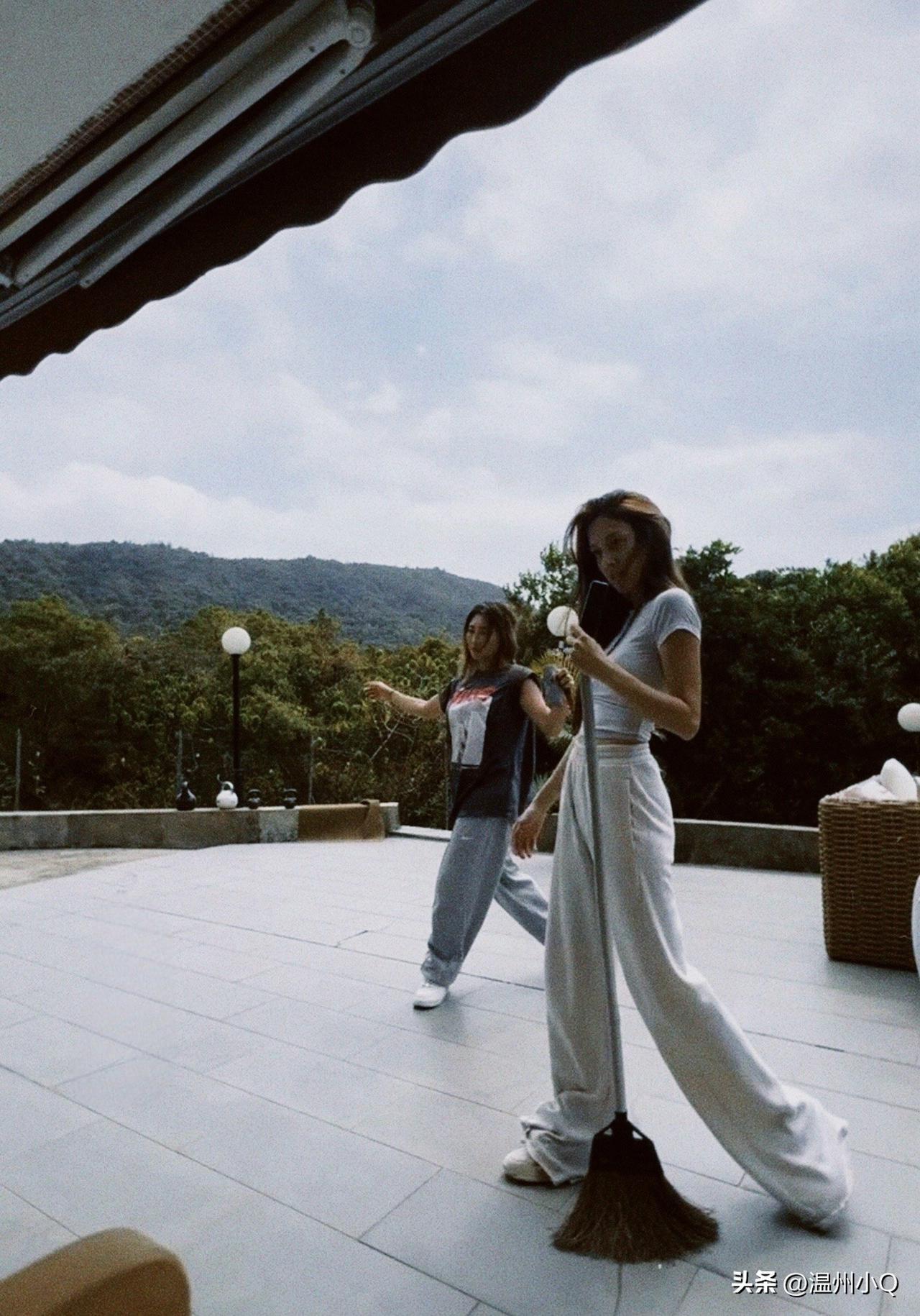 浪姐和披哥已经成为夫妻档节目了，郑嘉颖参加完披哥，他的老婆陈凯琳就接档浪姐，现在