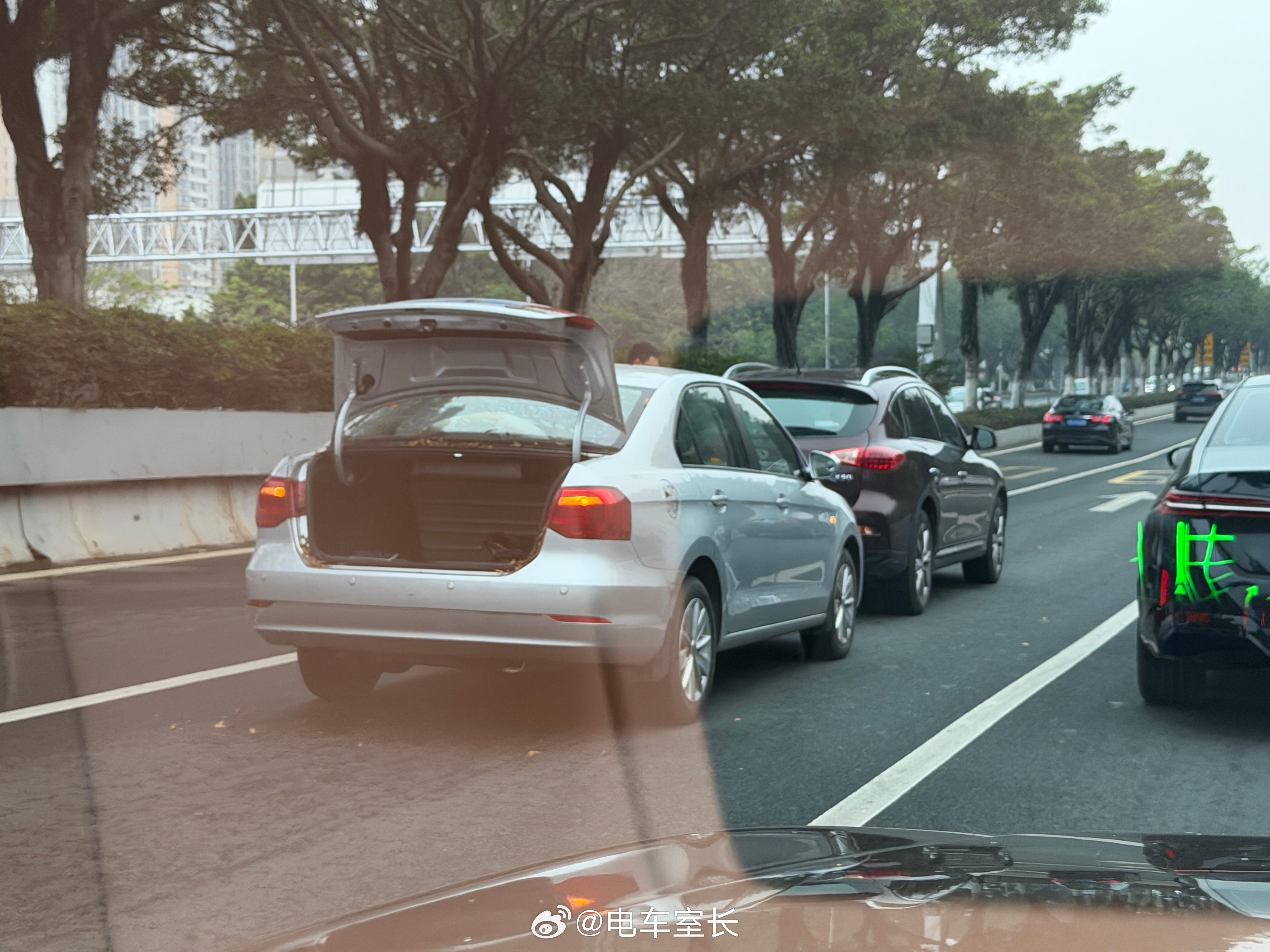 责任清晰的本车道追尾事故，漆都可能没掉，就不要占道等交警和保险了……直接拍完照挪