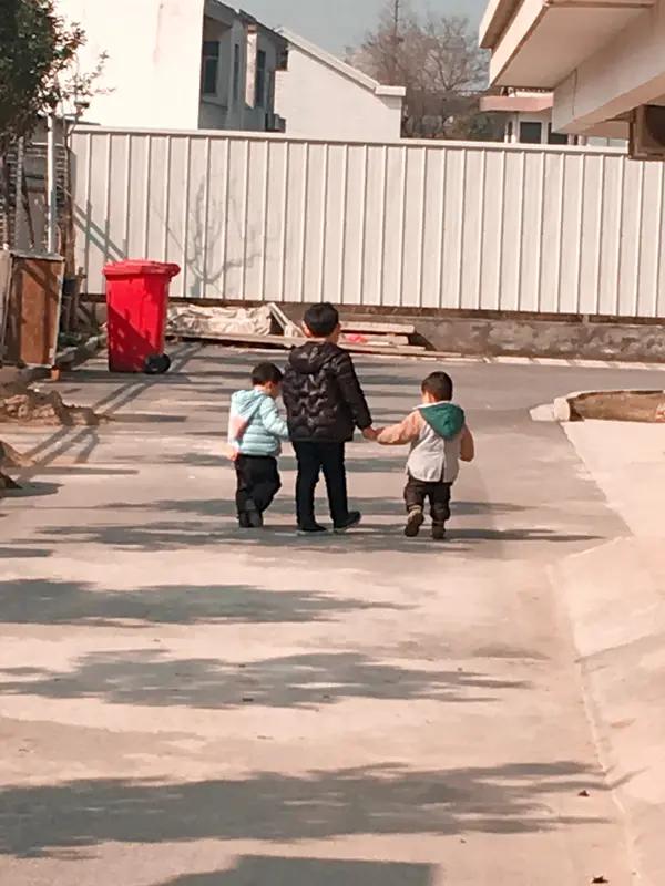 时隔8年之后再一次过年去给姑姑拜年，她有点讨好侄子侄女的意思。早些年做生意赚了上