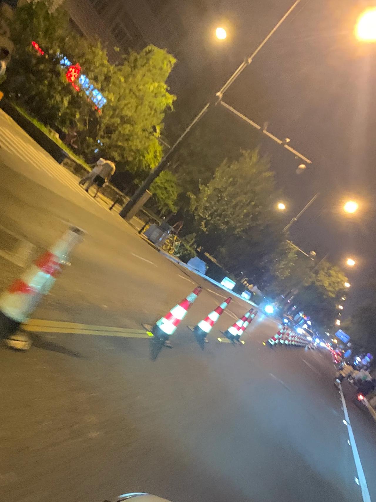 我只是听说北京拆马路隔离围栏了，昨天晚上走的一条路，皮搋子很整齐。