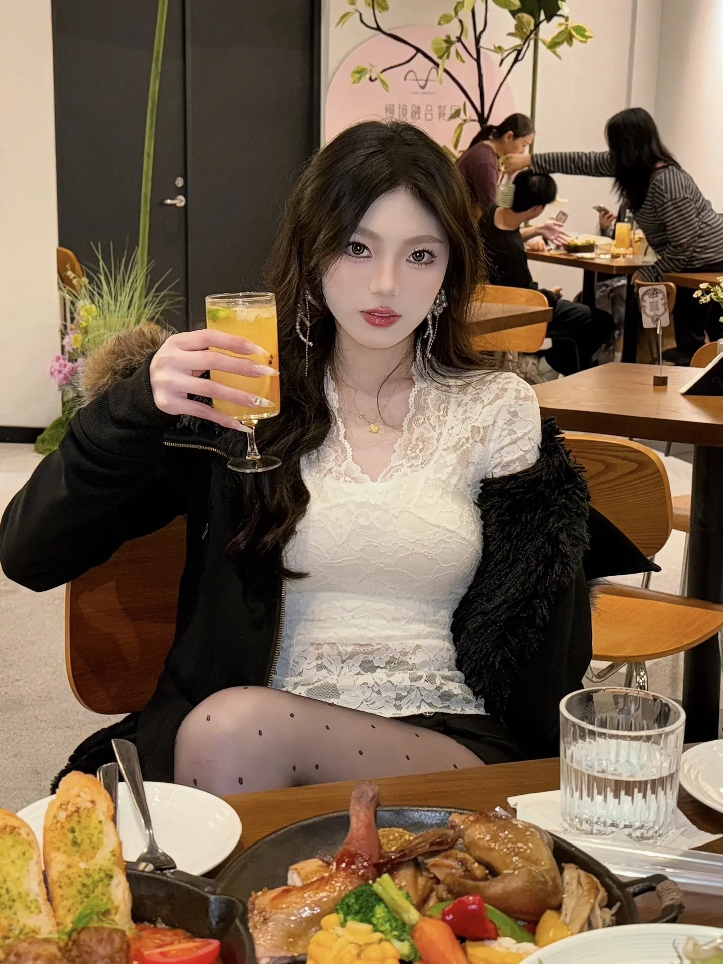 能在你身边的只有我