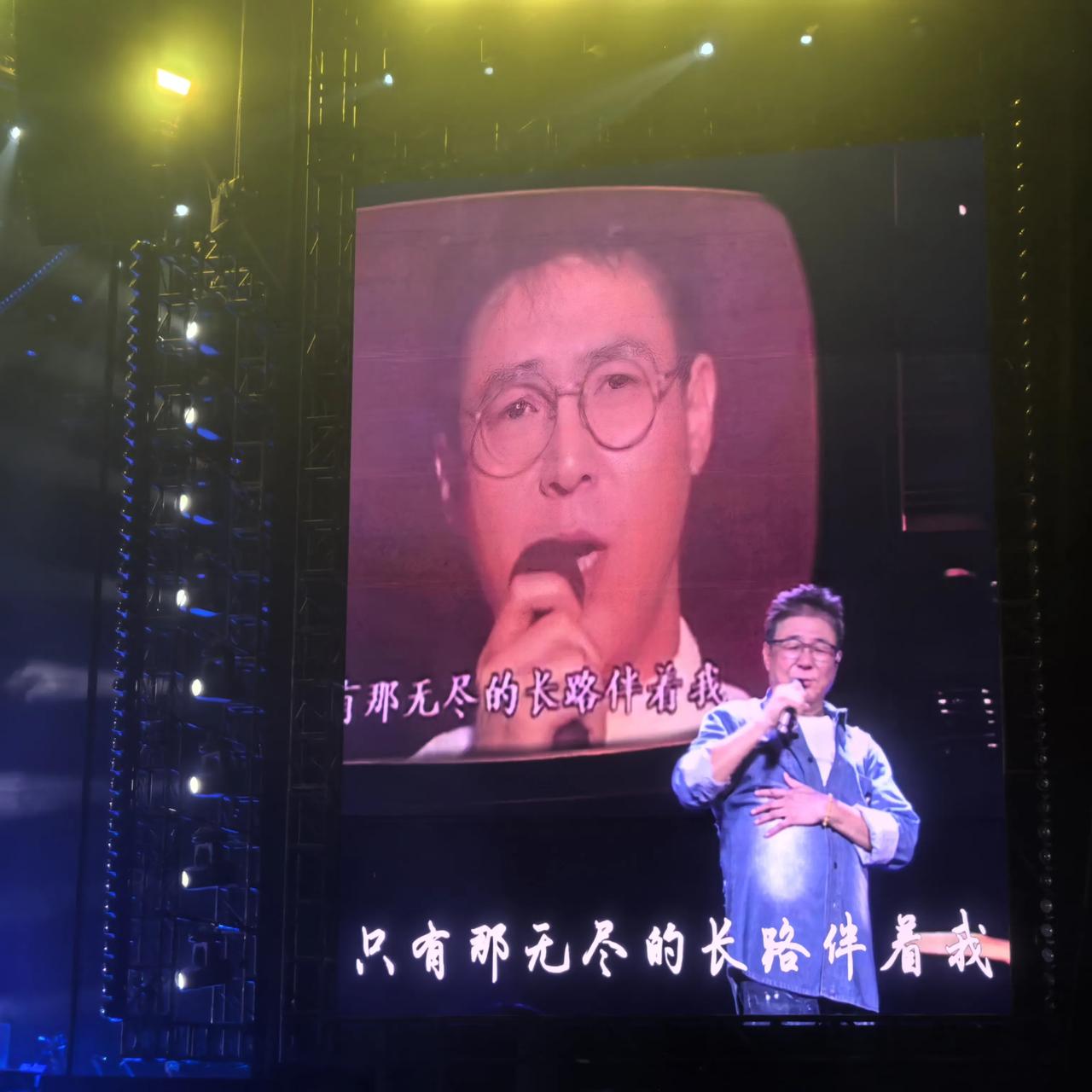 现在是不是到了牛市：不相信涨、相信涨，不相信不涨，大家听着，一定要留子弹，不要满