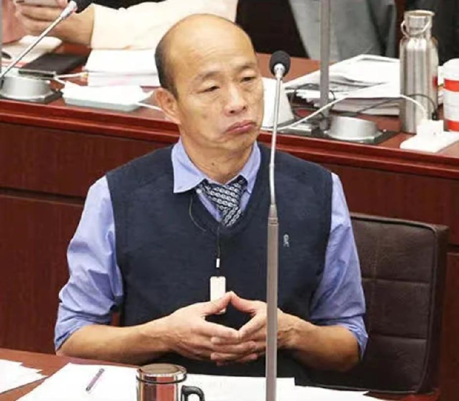 2019年韩国瑜还喊“九二共识是两岸基石”，2025年窜到日本连这词儿都不敢提，