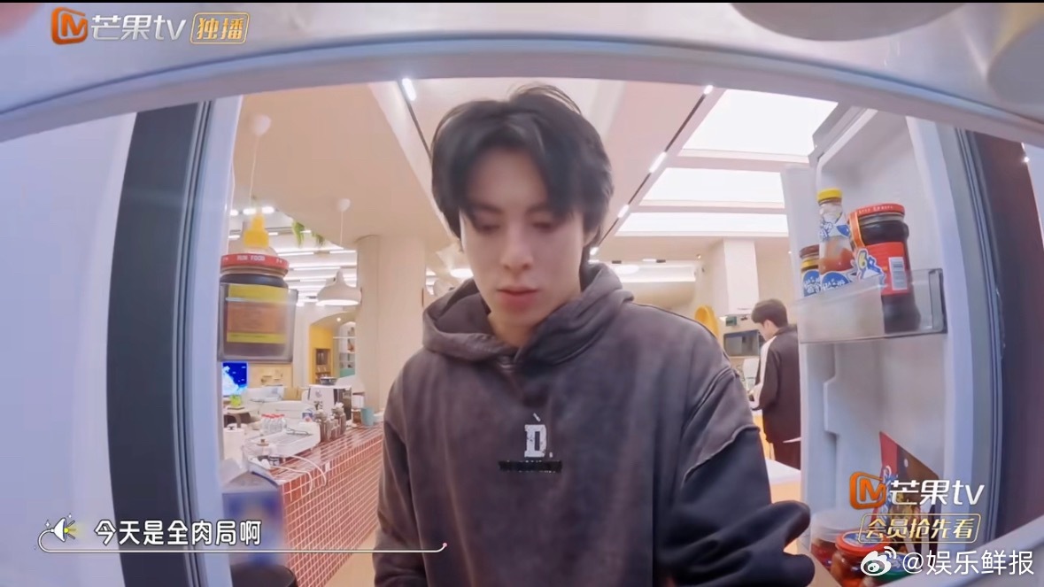 王鹤棣炒饭给我吃两口怎么了王鹤棣《我们的宿舍》秀厨艺了，做起炒饭来非常熟练，所以