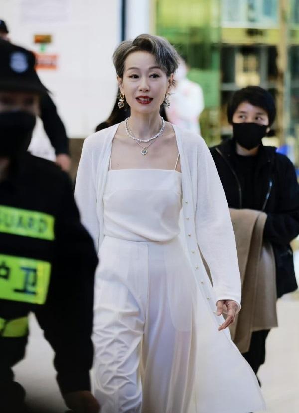 今天叶童在录制浪姐的时候穿了一身白色的衣服，整个人显得格外年轻。

叶童里面穿白