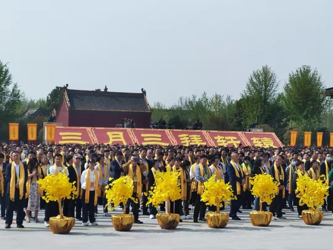 今天河南新郑的轩辕之丘迎来了一年一度的三月三拜轩辕大型活动，现场图片来了。目前凤