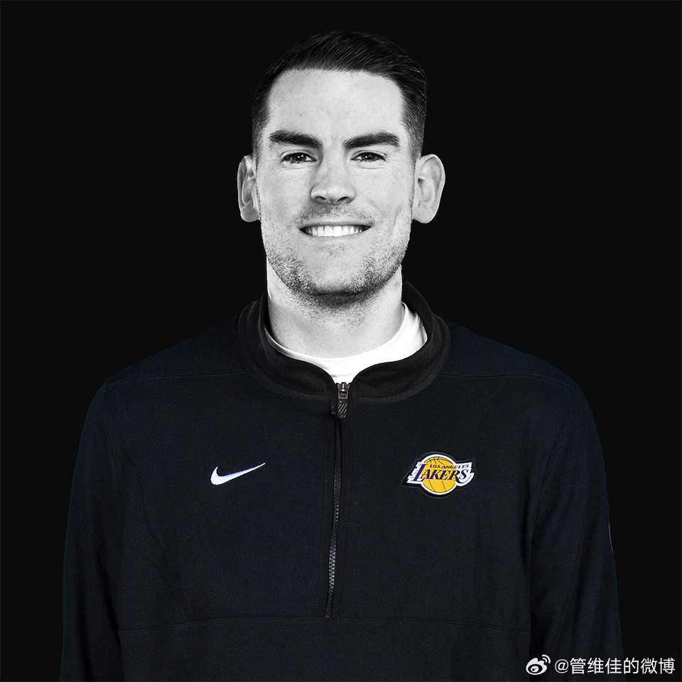 湖人的EOG打成，群里就有朋友注意到，这个战术是球队助教格雷格·圣-基恩（也有球