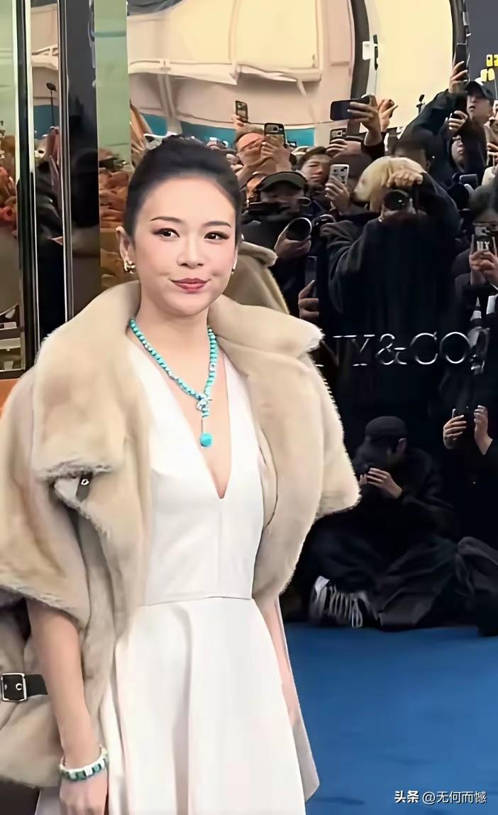 章子怡的最新造型和穿着打扮，看起来还是让人耳目一新的，最显著的特点，就是越来越富