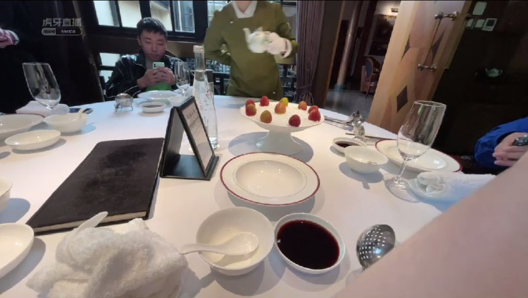 #老头杯训练赛# 人员都已经到齐开始点菜了#Uzi队AL基地集合# ​​​