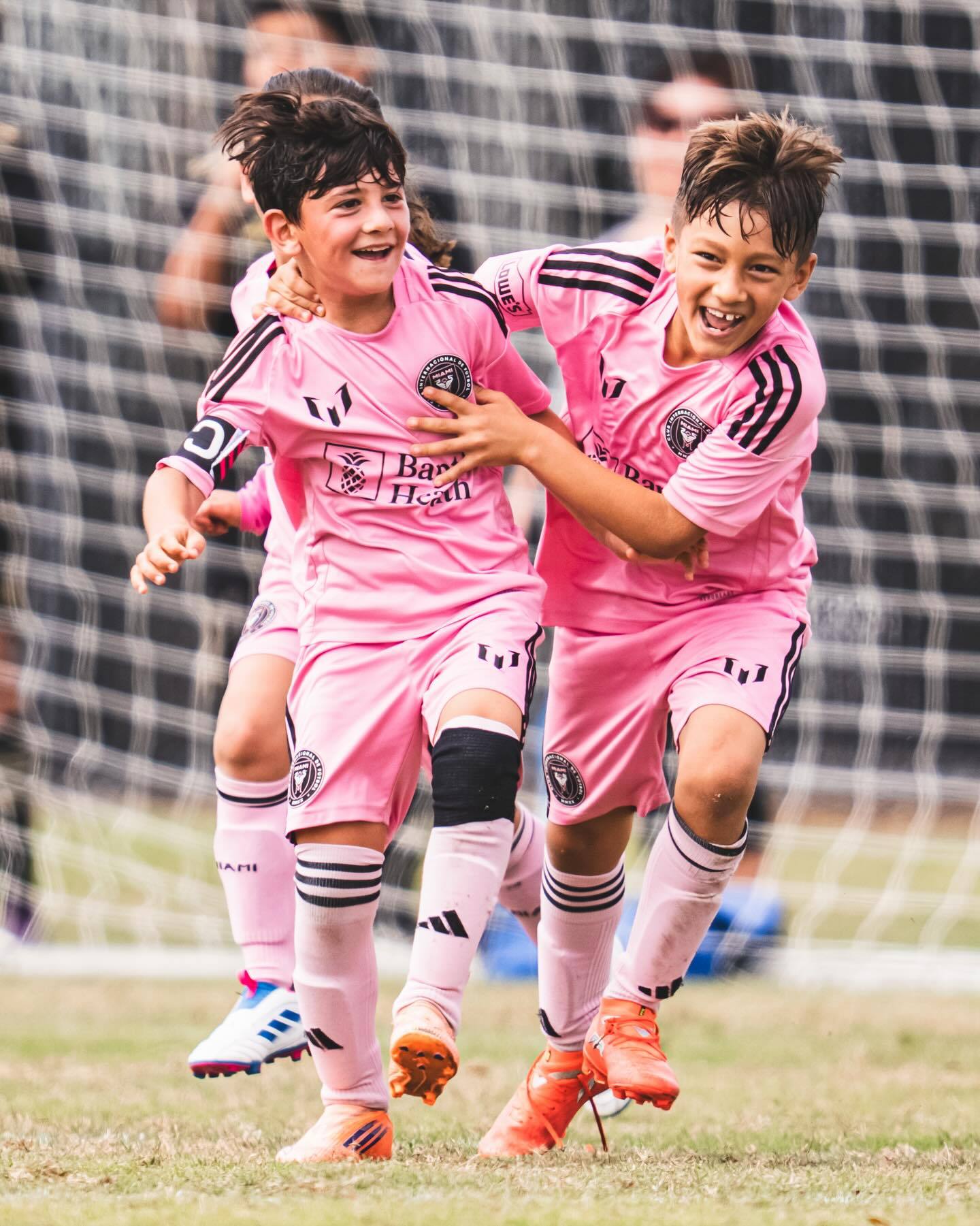 希洛和劳蒂，这一幕似曾相识👀梅西